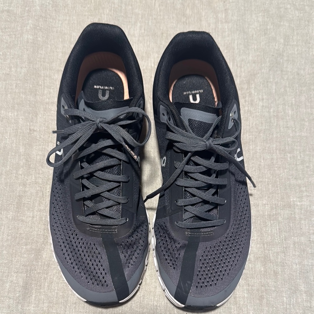 On Cloud Cloudflow Grey Running/Walking sneakers Women’s size 9 Great condition.